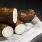 composition-de-racines-de-manioc-nutritives-tranchees